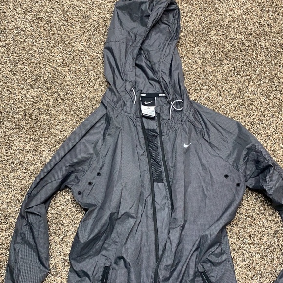 Woman’s nike windbreaker - Picture 2 of 6